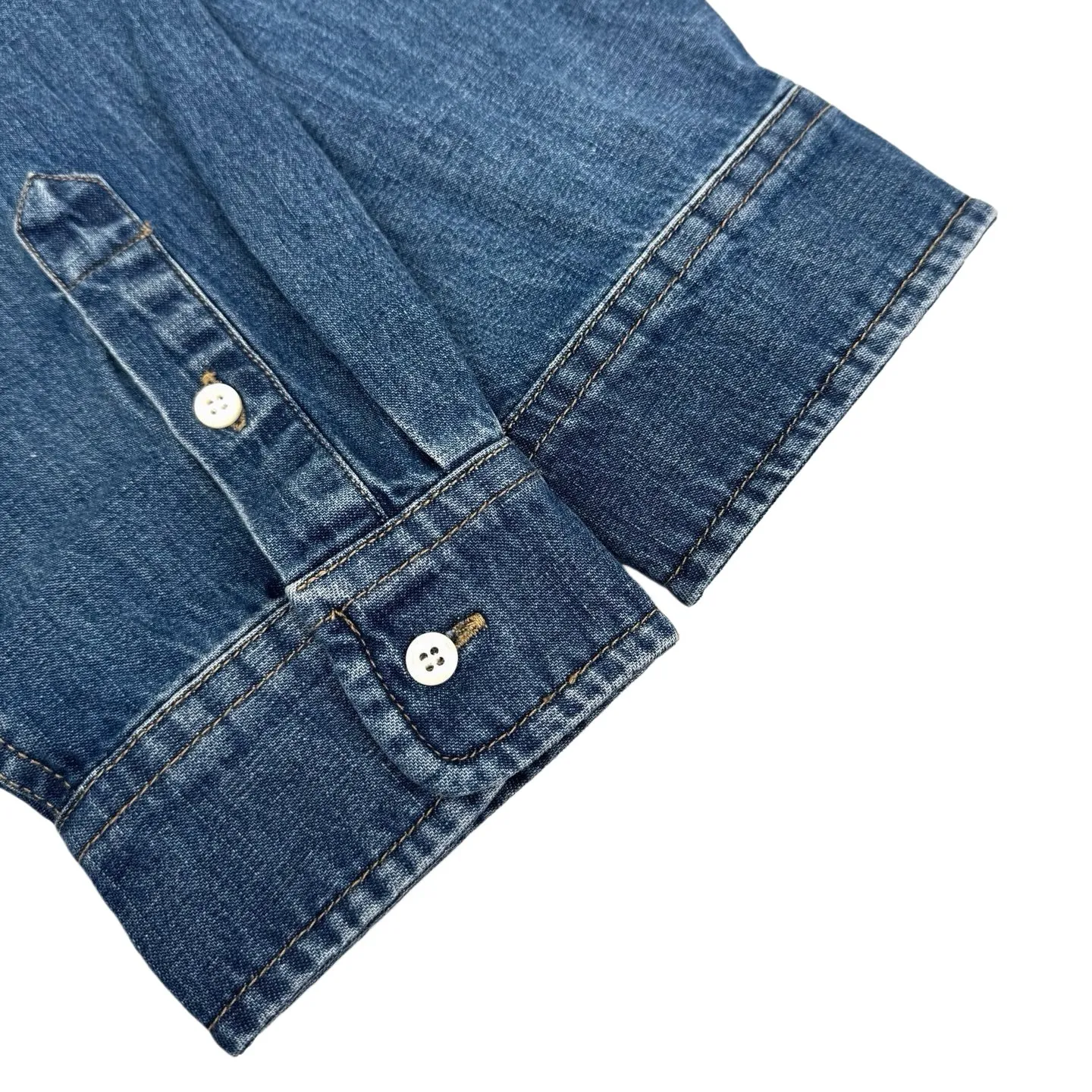 P430 Ralph Lauren colorful pony embroidered denim shirt. Original purchase and development for 1,790. The fabric is made of customized mellow thick-weave twill ring yarn denim. Soft and silky, comfortable and close to the skin. Mist indigo. A denim poem dyed with time. The exquisite colorful pony logo on the left chest jumps into indigo. It is highly recognizable. It has an atmosphere of freedom and vitality. Pure and agile color symphony. Deconstructed poetics of peak collar and placket. Create a lazy French atmosphere, even walking with a designed sense of calmness, using imported machine embroidery technology, using advanced computer control systems and precision mechanical components to achieve colorful pony embroidery operations with high precision, smooth and delicate lines, using multiple horse + sand scrubbing and using high-pressure spray guns to rub specific parts to achieve a local gradient effect, and then use frosting technology to create a unique texture pattern. The workmanship is extremely complex and time-consuming, using the washing and frying process. It is preferred to choose a special desizing agent, and then the fabric is soaked in it to be evenly sized. After desizing, it is finally rinsed. The workmanship is extremely complicated and the loss is high. Size:S-M-L-XL